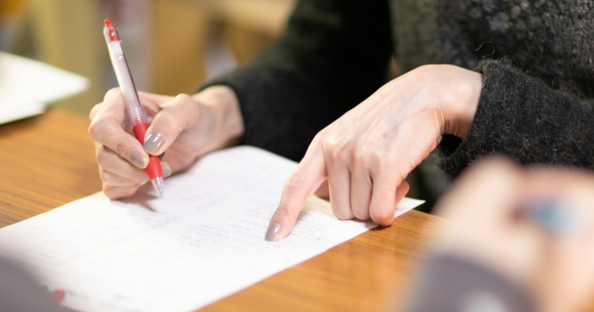 赤ペンで添削している