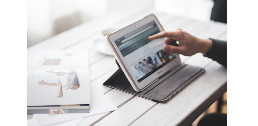 タブレットを操作する人