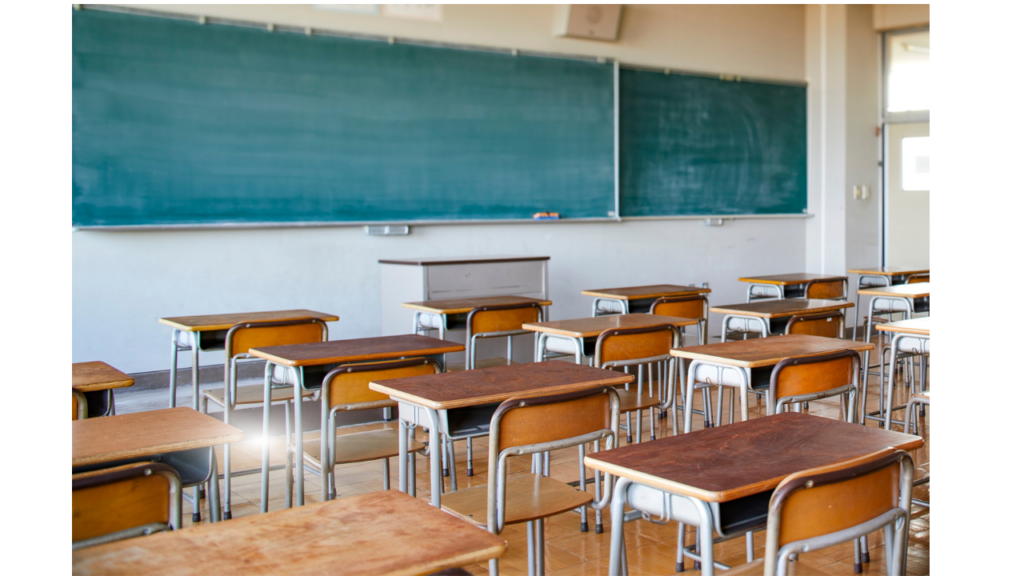 教室と黒板の写真。授業時間によって収入が決まる非常勤講師の働き方を表している