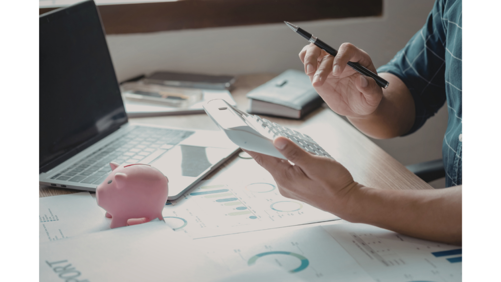 家計の書類と電卓の写真。税金や社会保険の負担で手取りが分かりにくい状況を表している