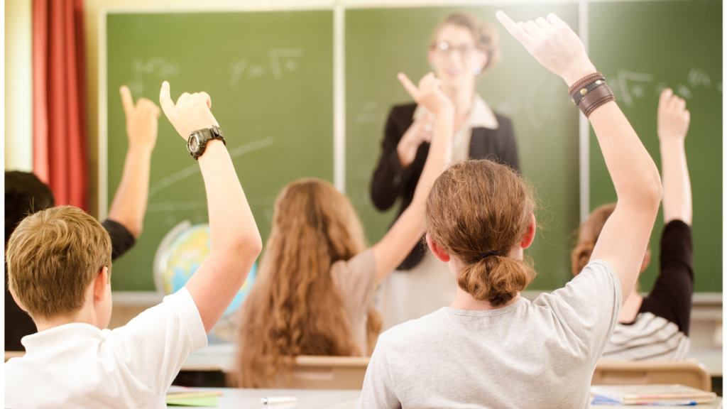 先生と子どもの授業風景