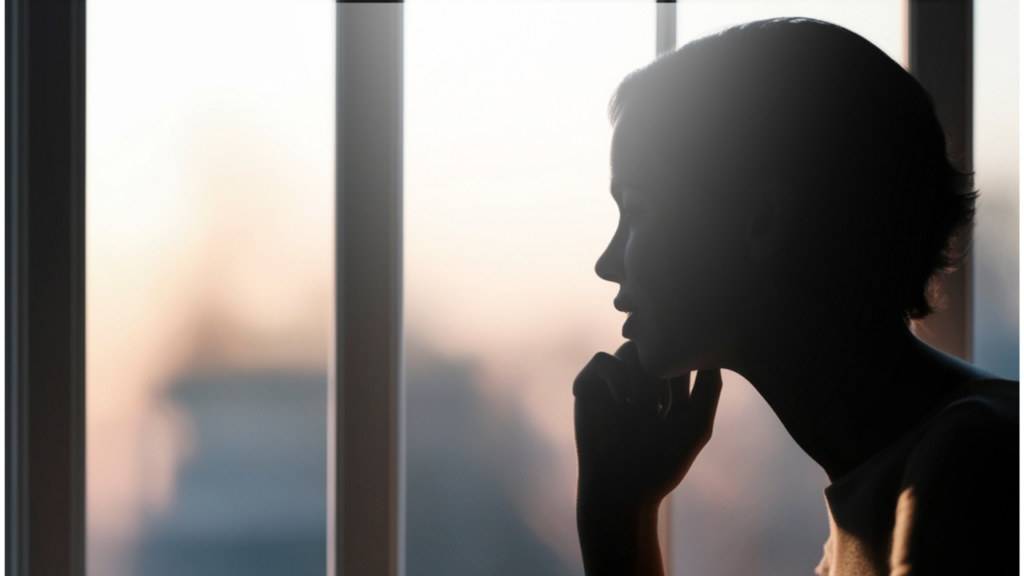 窓辺で考える女性