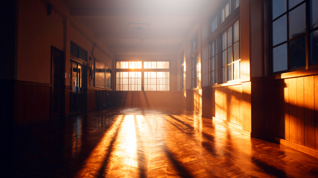 夕方の誰もいない学校の廊下の写真