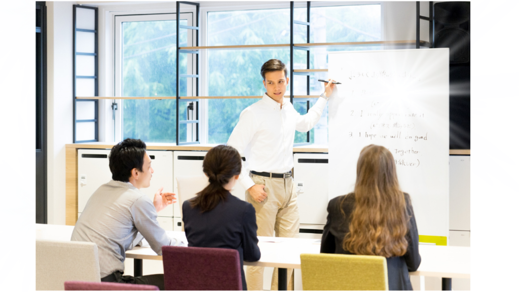 日本語教師として授業をする教師