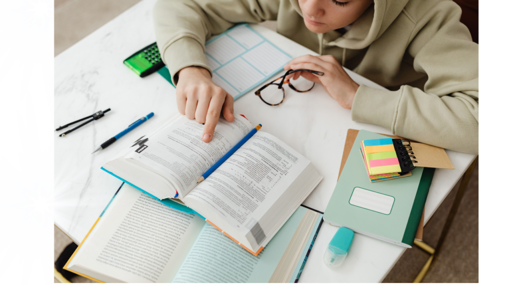 日本語教師養成講座の授業準備をしている様子