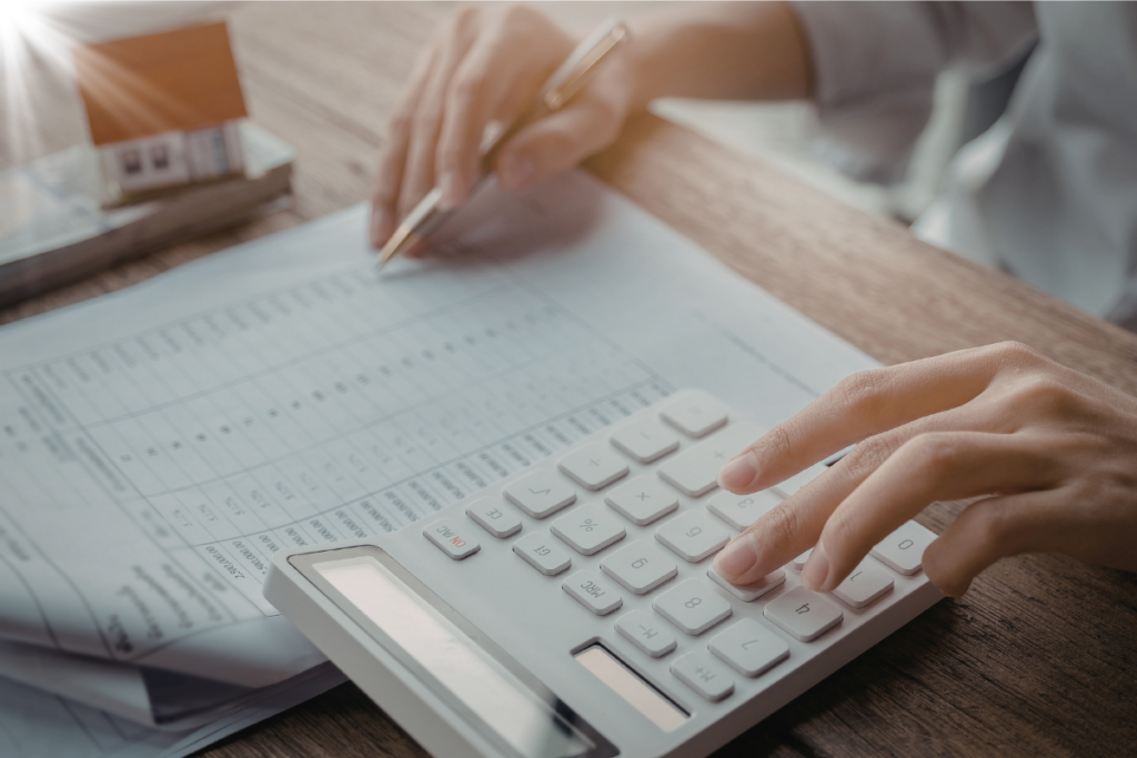 家計を計算する家計簿と電卓