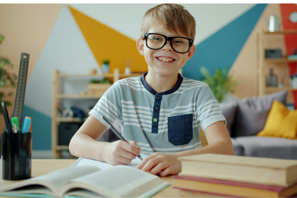 読書感想文を書き終えて達成感を感じている中学生のイメージ