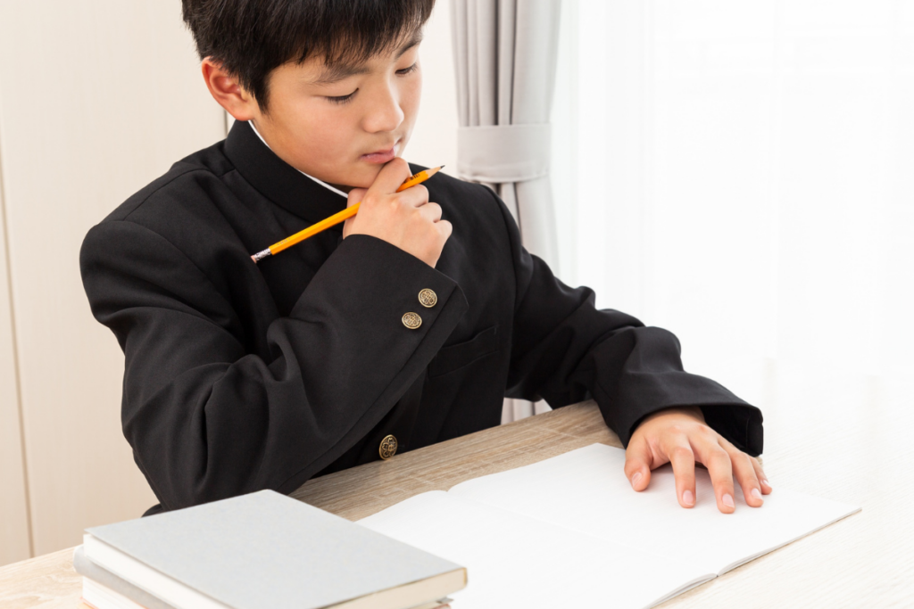 読書感想文のテーマをノートに整理して考える中学生のイメージ