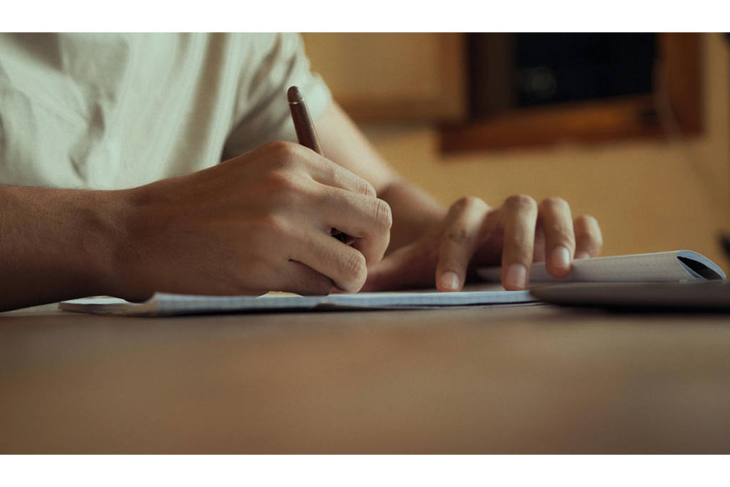 読書感想文を書いている中学生の手元イメージ