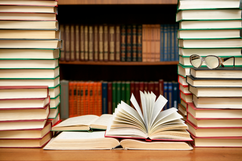 目的別に本を選ぶイメージ（複数の本が並ぶ）