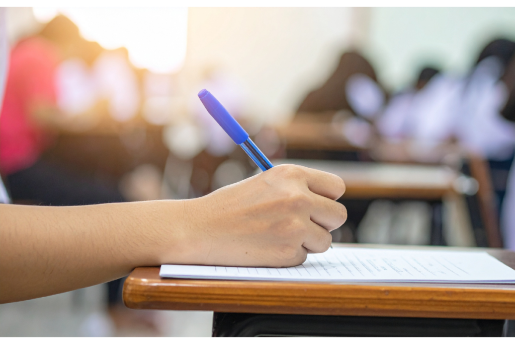 読書感想文のテーマを考えている中学生のイメージ