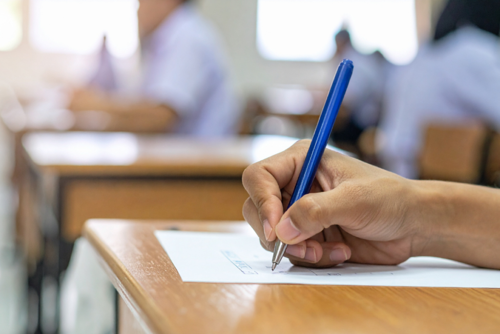 読書感想文を書くためにノートに文章を書く手元のイメージ